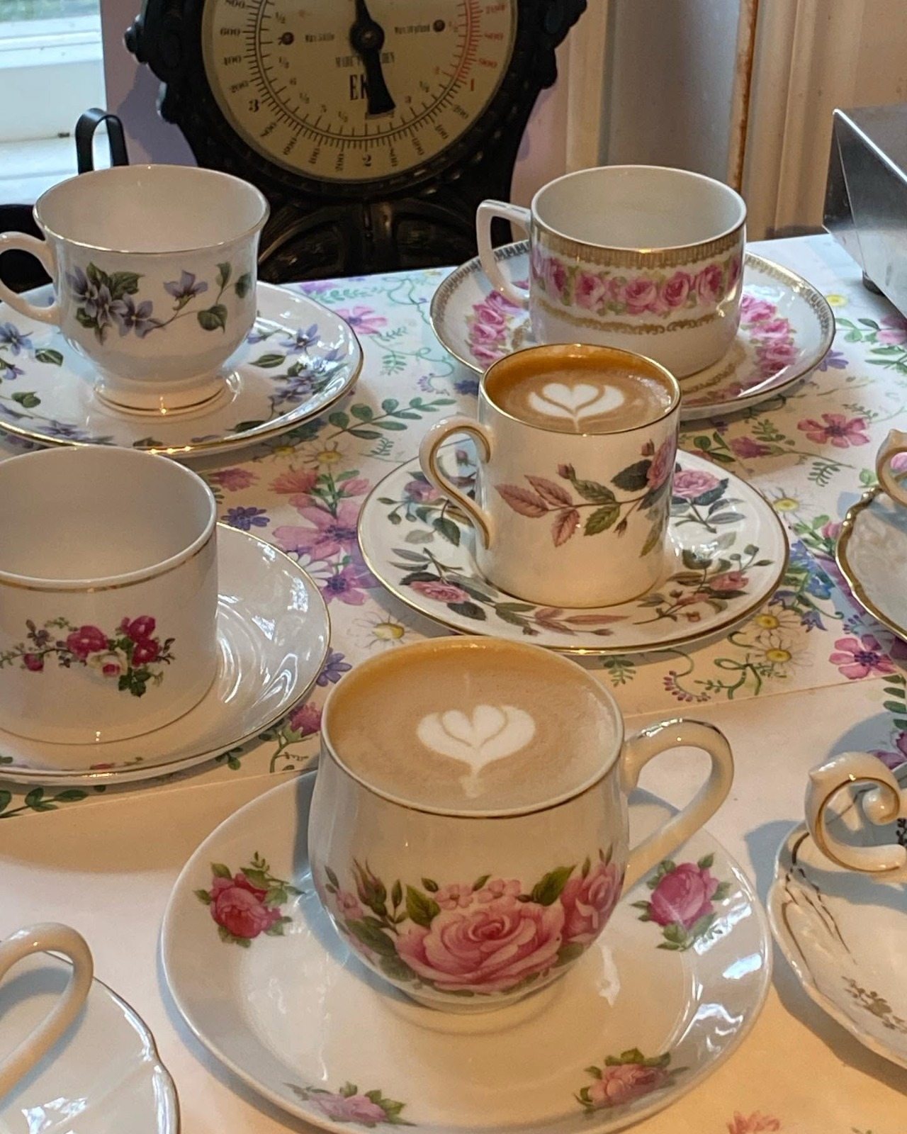 Kaffe serverat i blommiga vintagekoppar