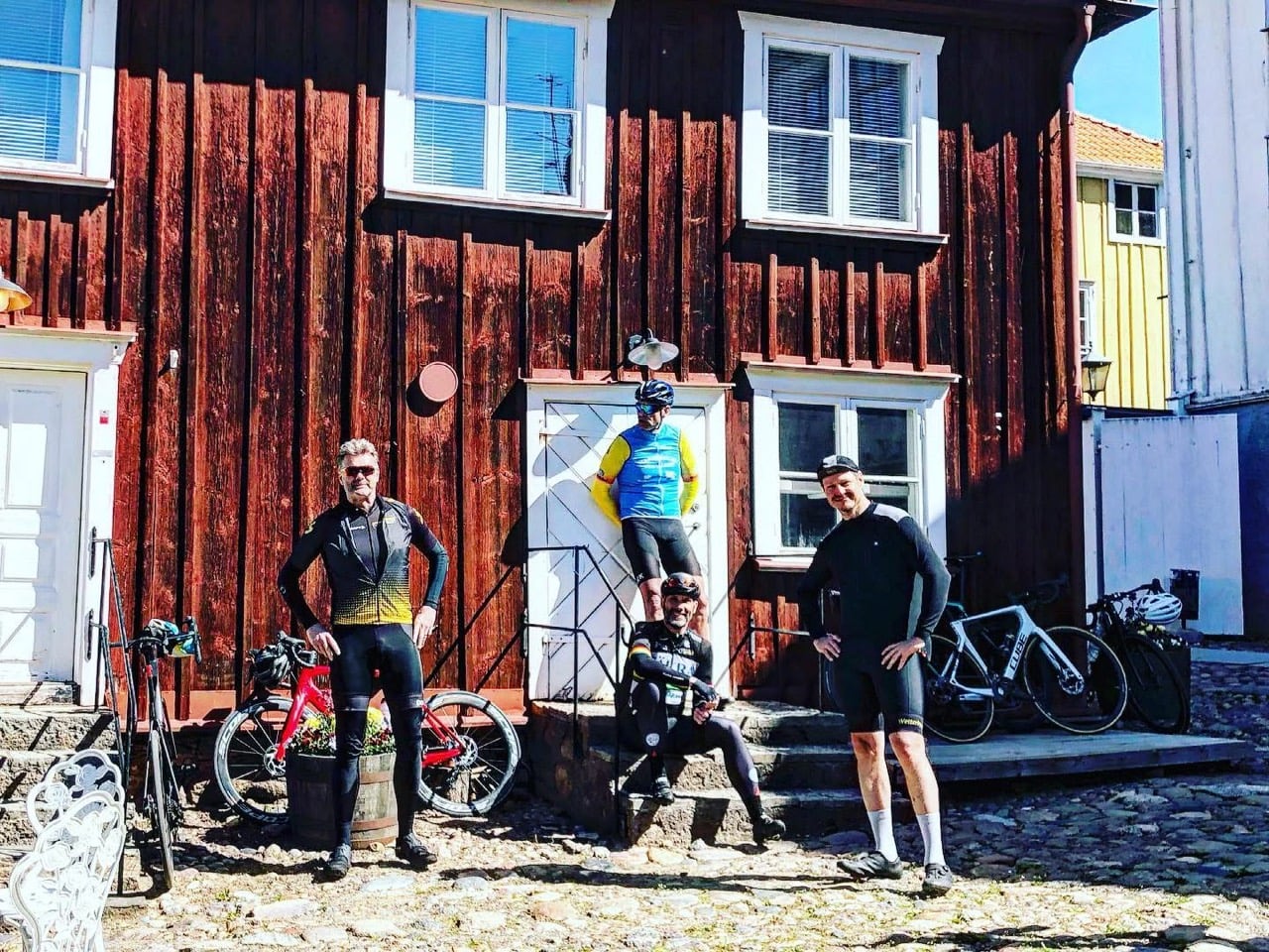 Cykelgrupp utanför Hallska Gården